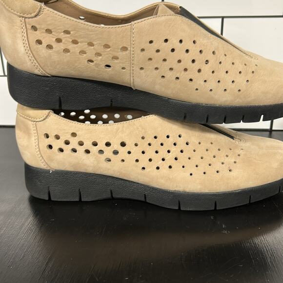 Clarks Women's Medora Gemma Nubuck Perforated Leather Shoes US Size 9M Cream - Picture 3 of 7